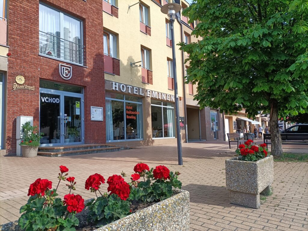 Vstup do Hotela Eminent v Stupave, moderný dizajn a komfortné prostredie.